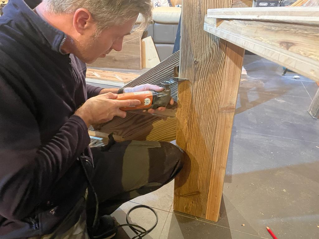 Artisan menuisier au travail dans l'atelier